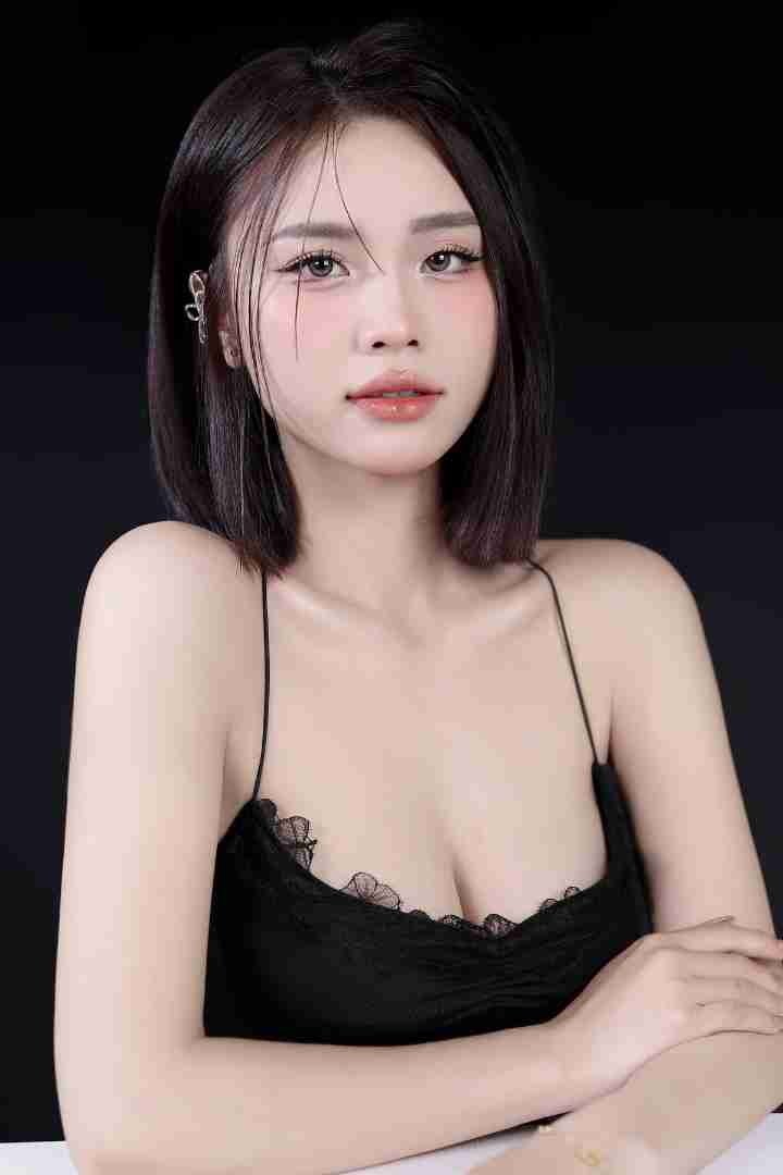 Malaysia Escort Girl Portrait of a beautiful Asian woman with short dark hair and a black dress. Sex Service Kuala Lumpur