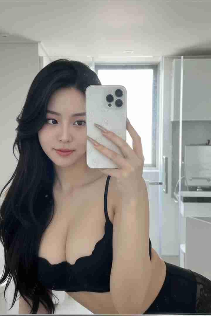 Malaysia Escort Girl Selfie of a woman with long black hair wearing a black bra. Sex Service Kuala Lumpur