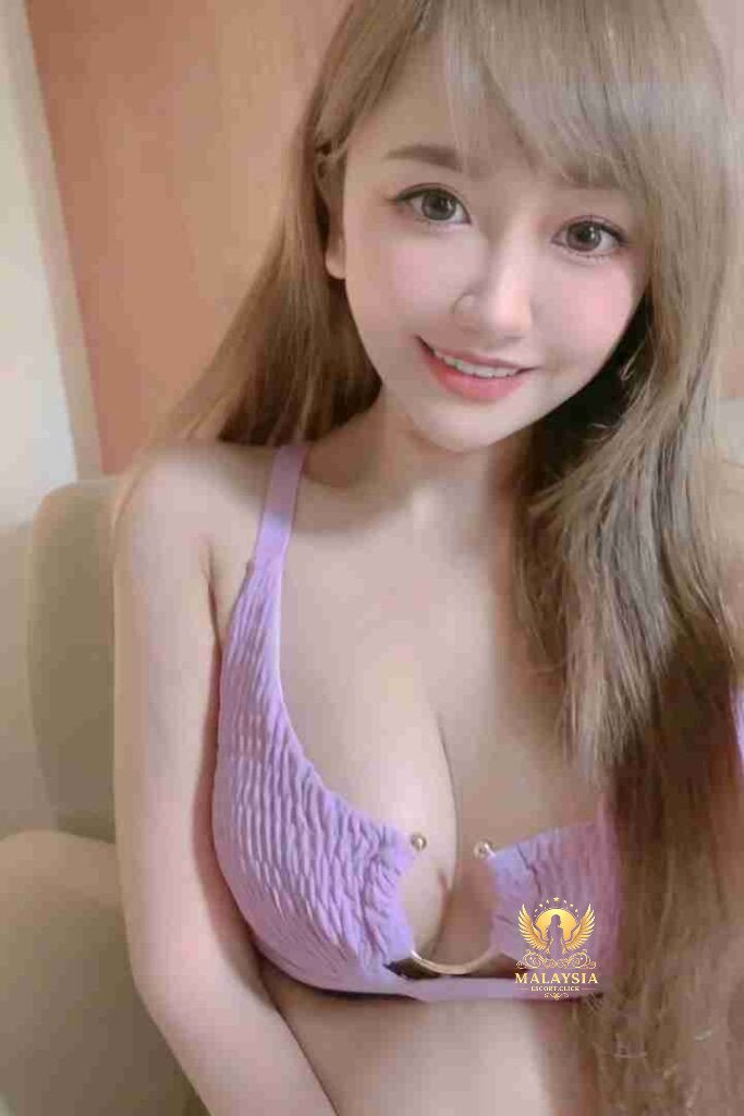 Malaysia Escort Girl Chinese Escort Hui Ru in KL. Attractive woman with large eyes and a black dress. Sex Service Kuala Lumpur